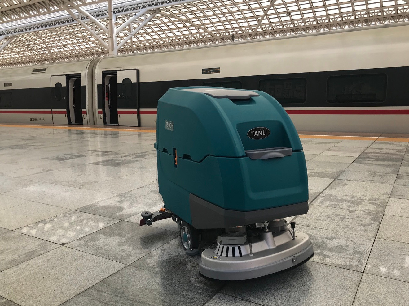 洗地車(chē)清洗后地面有水痕怎么辦