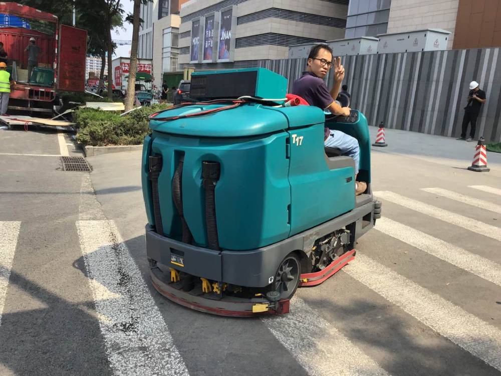 駕駛式洗地機(jī)的性能特點(diǎn)是什么？